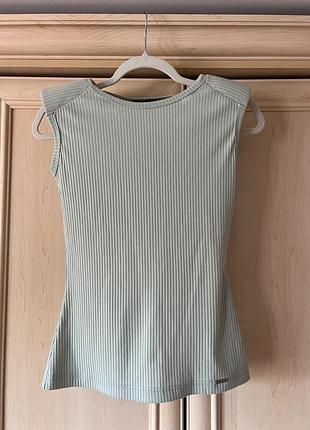 Стильна майка з акцентними плечиками від бренду veronica poliit