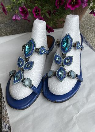 Гарні брендові шльопки 37 розміру , всі камінчики на місці , зручні , шкіряні