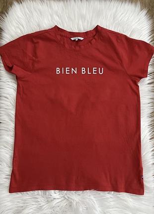 Яскрава футболка