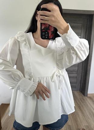 Білосніжна блуза з рюшами розмір л