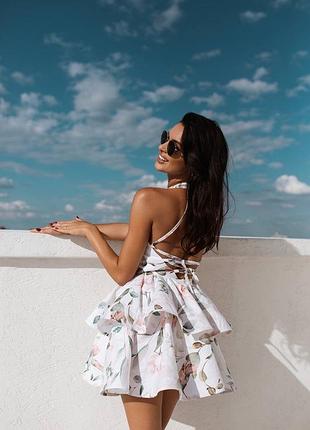 Стильна жіноча сукня міні з двоярусною спідницею на спині шнурівка з відкритими плечима бавовняна плаття коротка літнє в квітковий принт