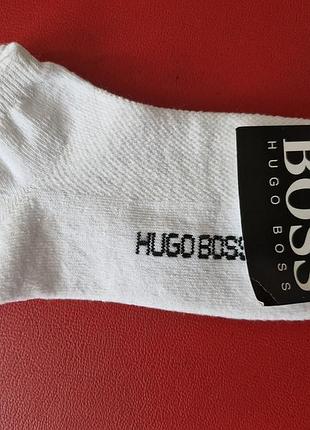 Короткі білі шкарпетки.