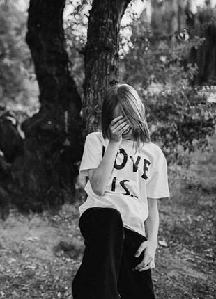 Біла футболка love is