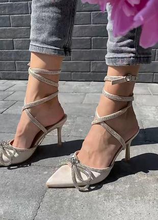 Туфлі беж з бантиком туфлі на каблуку на завʼязках туфлі з камінчиками блискучі туфлі на підборах атласні світлі туфлі на шпильці туфлі з стразами