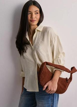 Сорочка у кольорі вершкового масла у розмірі м від бренду vero moda