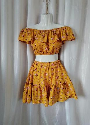Літній класний легкий костюм пишна спідниця висока посадка і топ який можна носити в чотирьох варіантах з воланом на грудях квітковий принт розміри s