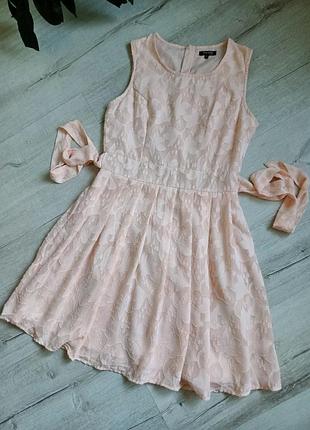 Нежное персиковое шифоновое платье платье с текстурой тканью