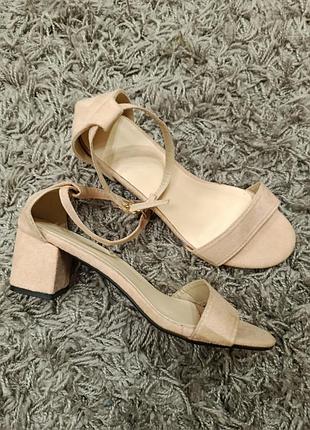 Гарні босоніжки на каблучку