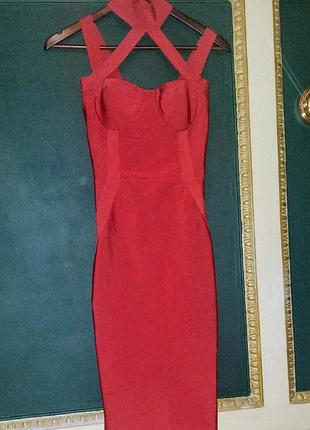 Бандажное платье-футляр