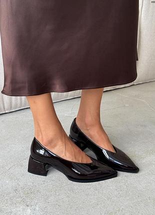 Лаковані туфлі в кольорі темний шоколад