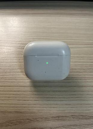 Навушники airpods 3  вживані не оригінальні можна використовувати як макет звук трохи тихий якщо поставити  на повну звук то чути добре