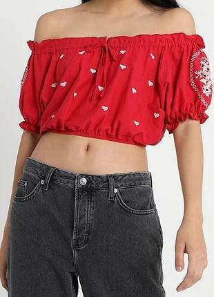 Укороченный топ с вышитыми цветочками и сердечками