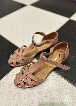 Красиві бежеві босоніжки