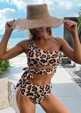 Модный купальник на одно плечо с завышенной талией