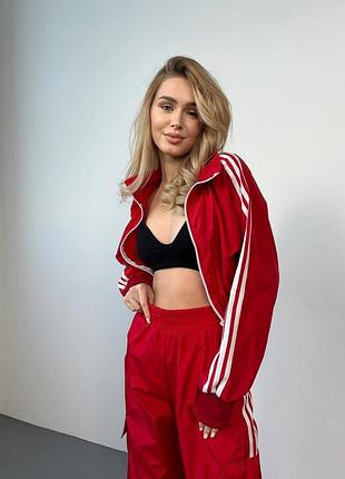 Червоний спортивний костюм плащівка