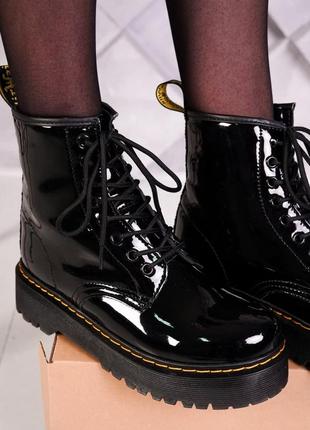 Зимние ботинки dr martens на платформе из лаковой кожи