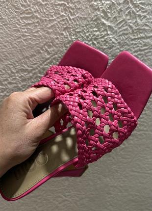 Босоніжки яскраво малинові з красивим плетінням 38 розмір, 24 см