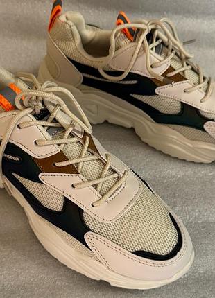 Кросівки легкі та зручні