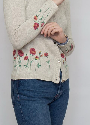 Бежевая кофта в цветочек из хлопка