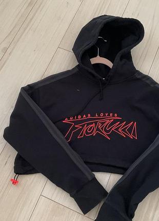 Стильне укорочене худі від adidas