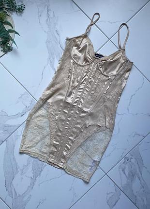 Сукня міні в білизняному стилі