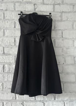 Коротка атласна сукня