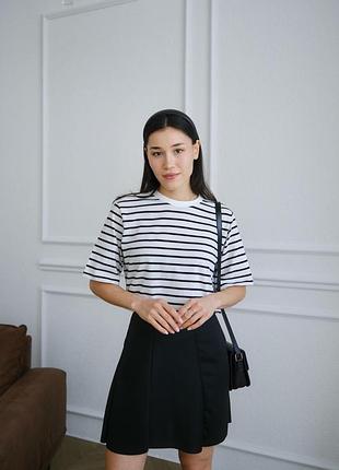 Женская белая базовая футболка из хлопка в черную полоску