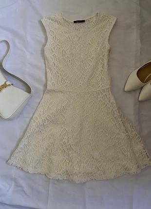 Гарна ніжна лялькова сукня молочного кольору з прозорою спинкою