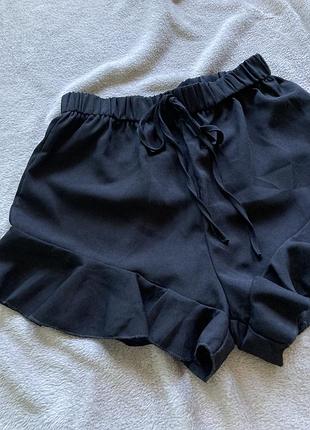 Вільні чорні шорти з воланами рюшами в піжамному стилі