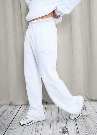 Білі спортивні широкі штани прямого крою kaiia
