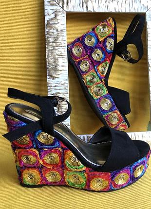 Босоніжки, туфлі