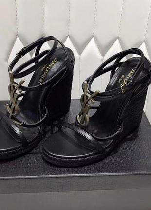 Шкіряні босоніжки на танкетці ysl