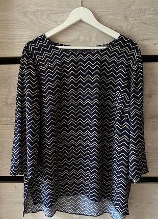 Віскощна блуза у геометричний принт