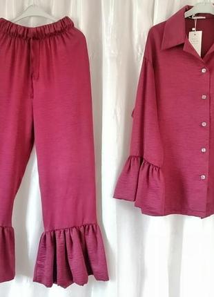 Шикарний костюм із мокрого шовку з віскозою рукава прикрашений воланами як на рукавах так і на штанах висока посадка додаткова куліска шнурок на талії