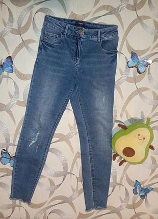 Рваные джинсы с бахромой на высокой посадке от бренда denim