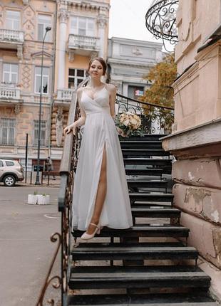 Свадебное платье блестящее с декольте