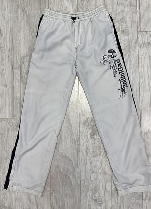 Білі гранжеві спортивні штани на утяжках із принтом черепів here there c&а