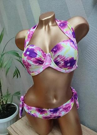 Красивый купальник с флористичным принтом