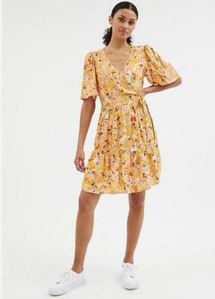 Платье из штапеля в цветочный принт.