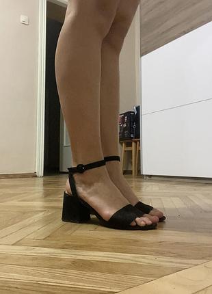 Босоніжки на підборах pull&bear 39 чорні замшеві