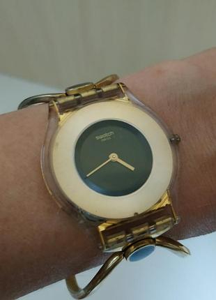 Женские часы swatch abbracciami sfk380hb