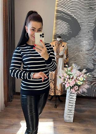 Стильний і комфортний светр