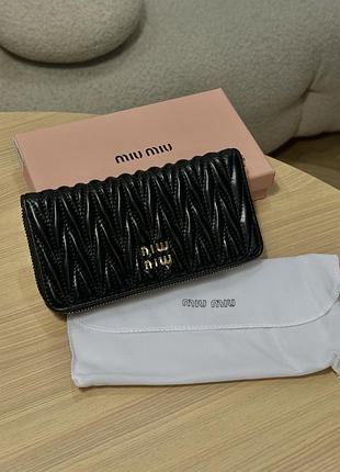 Шкіряний гаманець в фірмовій прострочці matelasse m