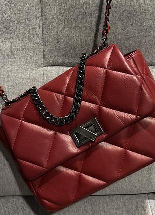 Червона шкіряна сумка