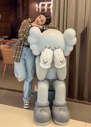 Kaws companion passing through grey велика колекційна статуетка фігурка 130 см сірий kw006