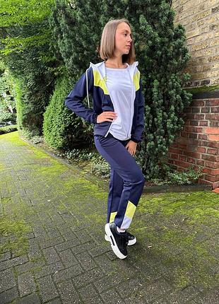 Женский спортивный костюм