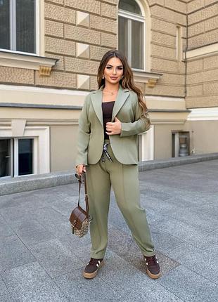 Стильный женский брючный костюм