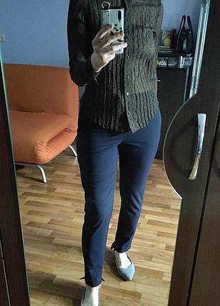 Легкие брюки с вискозой в стиле comfortchic в оттенке navy blue от резервд 👖