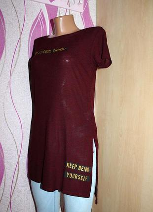 Блуза футболка удлиненная темно-бордовая с длинными разрезами и лого, xs