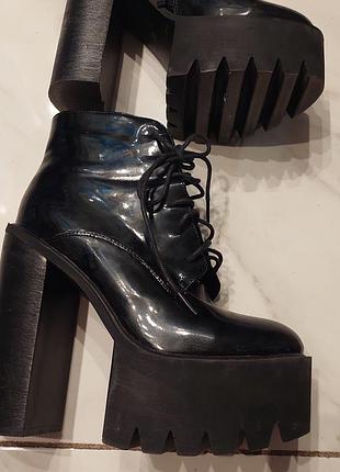 Круті високі лакові черевики
